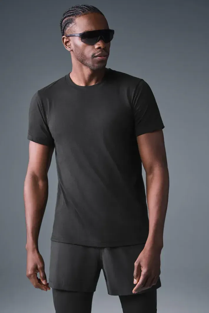 Camiseta Triumph Black - Alo Yoga