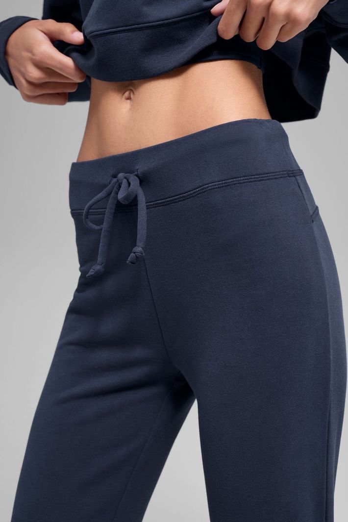 alo YOGA Sway ブーツカット スウェットパンツ 再入荷アイテム！alo yogaスウェイブーツカットスウェットパンツ (ALO ヨガ・ピラティス