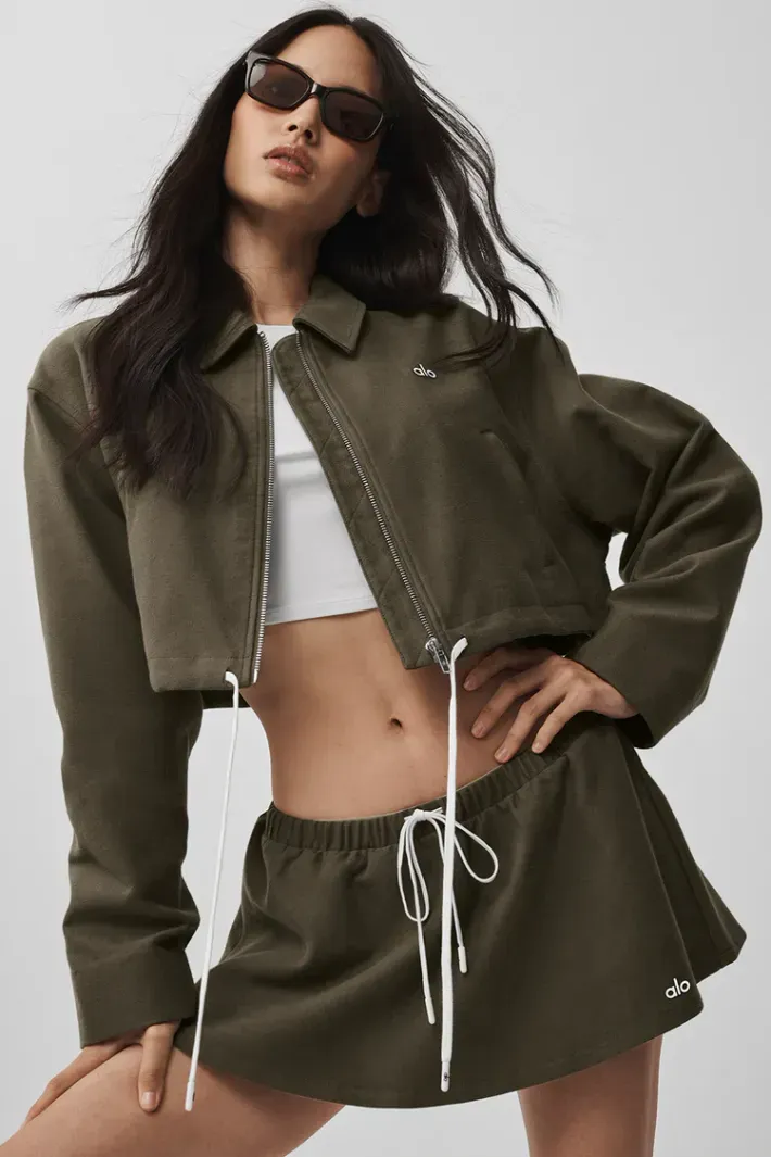 （31)alo フード付きクロップドジャケット オリーブグリーン Jaqueta Cropped Fan Favorite Olive Tree - Alo Yoga