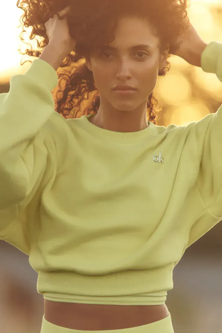 Moletom Cropped Accolade Crewneck Sunshine - Alo Yoga