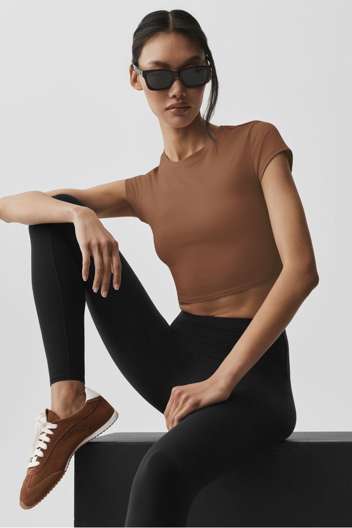 Camiseta Alosoft Crop Finesse Manga Curta Sun Kissed Brown - Alo Yoga