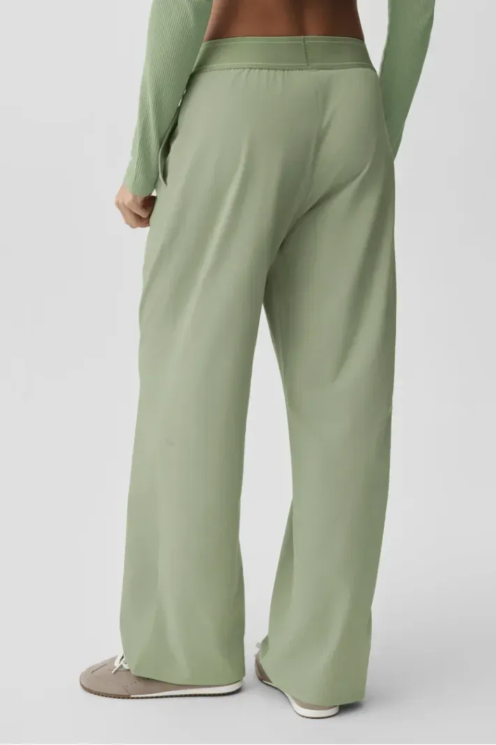 Calça Suit Up regular Dune Grass - Alo Yoga